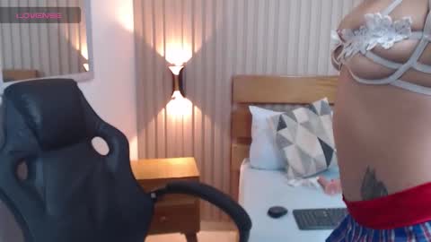 Snapshot of cloey07_ chatting on December 5, 3:37 am C L O E Y online show from December 5, 3:37 am