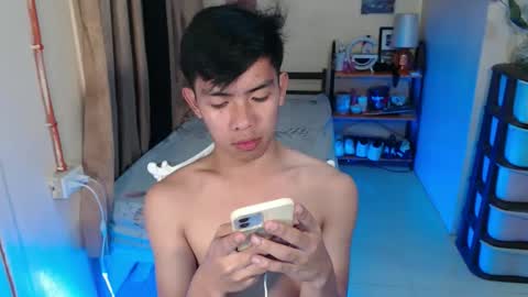 Snapshot of clyde_twinkx chatting on April 28, 7:08 pm clyde_twinkx online show from April 28, 7:08 pm