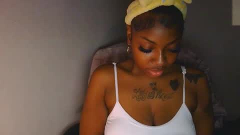 Snapshot of cocochanel197941 chatting on December 15, 9:24 am chanel online show from December 15, 9:24 am