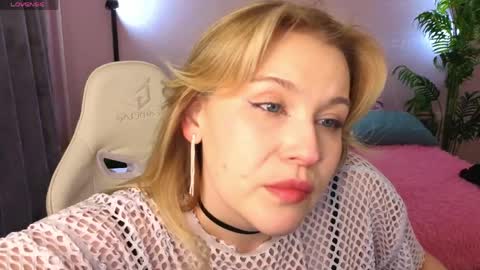 Collen Mon Tue Wed Thu Fri GMT 3 0300am - 0900am  online show from April 21, 5:17 pm