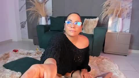 Snapshot of coral_rousee chatting on June 7, 12:31 pm coral_rousee online show from June 7, 12:31 pm