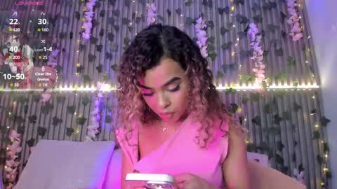 coralineross_ online show from November 8, 11:58 pm