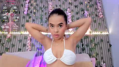 coralineross_ online show from November 10, 10:47 am