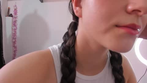 Snapshot of coralinexxx07 chatting on November 26, 9:05 pm Coraline uwu Bienvenidos al dulce mundo de Coraline Hola amores soy Coraline Una chica tierna juguetona online show from November 26, 9:05 pm