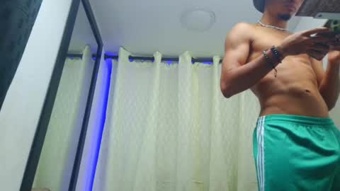 Snapshot of couple_hot_xxxz chatting on May 25, 11:00 pm couple_hot_xxxz online show from May 25, 11:00 pm