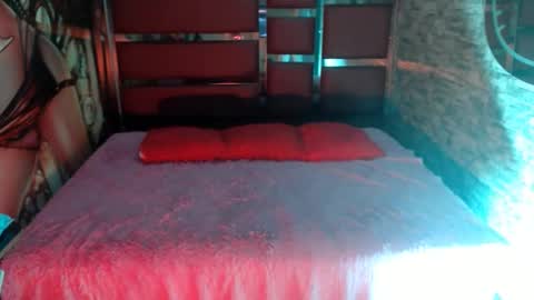 MIA LIZ AND SAM online show from December 6, 8:40 pm