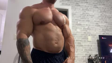 Snapshot of couplemuscle40 chatting on March 11, 1:22 am couplemuscle40 online show from March 11, 1:22 am