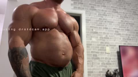 Snapshot of couplemuscle40 chatting on March 17, 2:16 am couplemuscle40 online show from March 17, 2:16 am