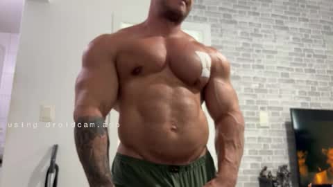 Snapshot of couplemuscle40 chatting on March 20, 6:02 pm couplemuscle40 online show from March 20, 6:02 pm