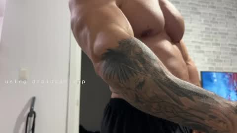 Snapshot of couplemuscle40 chatting on March 23, 10:25 pm couplemuscle40 online show from March 23, 10:25 pm