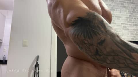 Snapshot of couplemuscle40 chatting on April 1, 1:17 am couplemuscle40 online show from April 1, 1:17 am