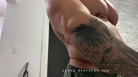 Snapshot of couplemuscle40 chatting on April 3, 2:42 am couplemuscle40 online show from April 3, 2:42 am