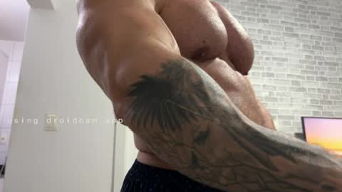 Snapshot of couplemuscle40 chatting on April 7, 1:39 am couplemuscle40 online show from April 7, 1:39 am