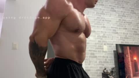 Snapshot of couplemuscle40 chatting on April 7, 5:57 pm couplemuscle40 online show from April 7, 5:57 pm