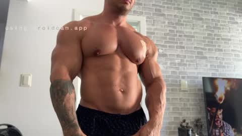 Snapshot of couplemuscle40 chatting on April 9, 12:54 pm couplemuscle40 online show from April 9, 12:54 pm