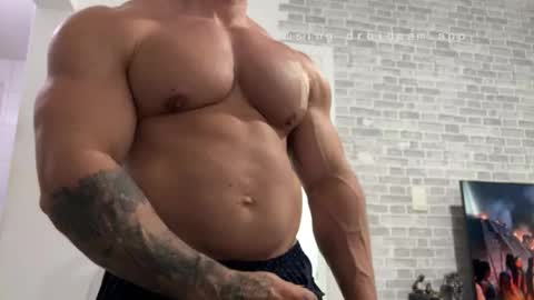 Snapshot of couplemuscle40 chatting on April 14, 2:12 pm couplemuscle40 online show from April 14, 2:12 pm