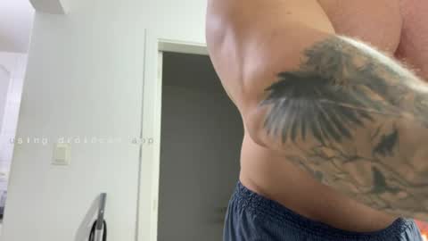Snapshot of couplemuscle40 chatting on April 15, 11:49 pm couplemuscle40 online show from April 15, 11:49 pm