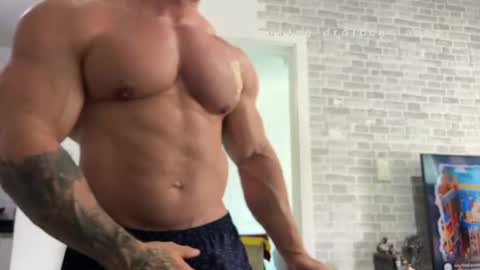 Snapshot of couplemuscle40 chatting on April 17, 4:43 pm couplemuscle40 online show from April 17, 4:43 pm