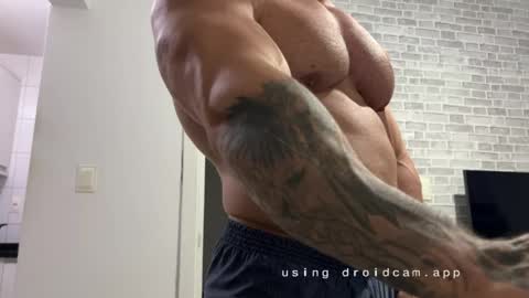 Snapshot of couplemuscle40 chatting on May 4, 11:56 pm couplemuscle40 online show from May 4, 11:56 pm