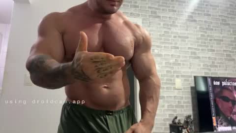 Snapshot of couplemuscle40 chatting on June 25, 1:15 pm couplemuscle40 online show from June 25, 1:15 pm