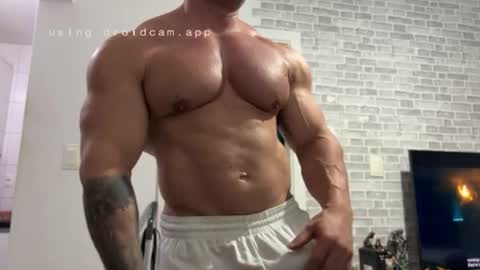 Snapshot of couplemuscle40 chatting on July 4, 1:23 am couplemuscle40 online show from July 4, 1:23 am