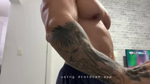 Snapshot of couplemuscle40 chatting on July 6, 1:46 am couplemuscle40 online show from July 6, 1:46 am