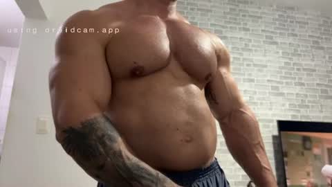 Snapshot of couplemuscle40 chatting on July 7, 2:25 am couplemuscle40 online show from July 7, 2:25 am