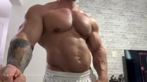 Snapshot of couplemuscle40 chatting on July 7, 6:23 pm couplemuscle40 online show from July 7, 6:23 pm