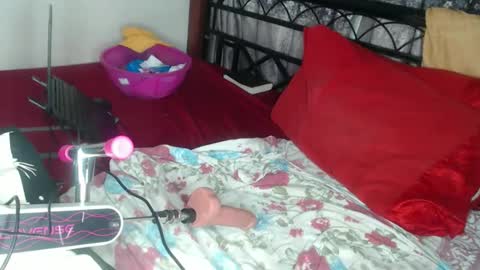 Snapshot of cozy_dion chatting on May 6, 10:37 pm Erykah online show from May 6, 10:37 pm