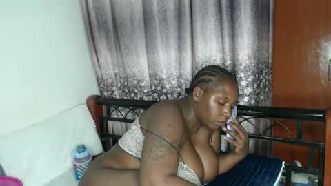 Snapshot of cozy_dion chatting on May 13, 6:38 pm Erykah online show from May 13, 6:38 pm