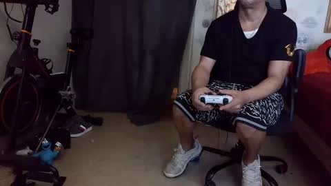 Snapshot of crazy4feetmanic chatting on April 28, 1:48 am drbucknaked online show from April 28, 1:48 am