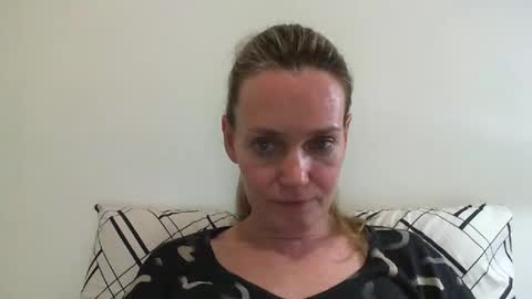 Snapshot of crazyanny chatting on January 4, 12:27 am Anny online show from January 4, 12:27 am