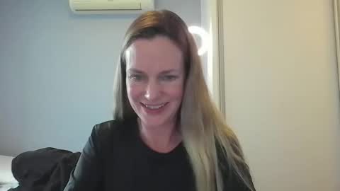 Snapshot of crazyanny chatting on November 17, 3:51 pm Anny online show from November 17, 3:51 pm