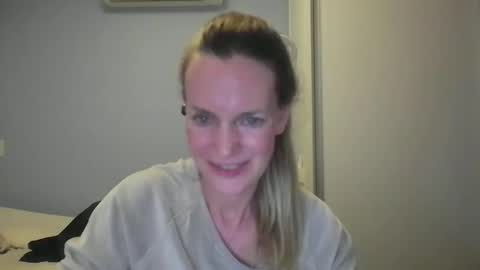 Snapshot of crazyanny chatting on November 22, 12:20 am Anny online show from November 22, 12:20 am