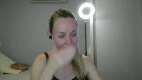 Snapshot of crazyanny chatting on December 14, 12:49 am Anny online show from December 14, 12:49 am