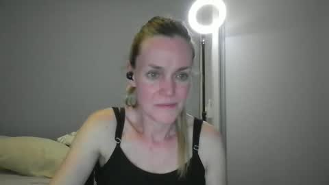 Snapshot of crazyanny chatting on December 15, 12:37 am Anny online show from December 15, 12:37 am