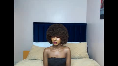 Snapshot of creamybabee chatting on October 5, 9:40 am queen online show from October 5, 9:40 am