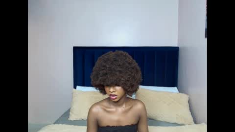 Snapshot of creamybabee chatting on October 8, 1:47 am queen online show from October 8, 1:47 am