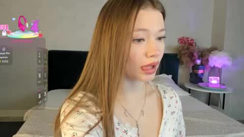 Snapshot of creepy_kittyy chatting on November 10, 2:32 am Kitty online show from November 10, 2:32 am