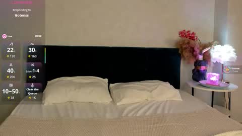 Snapshot of creepy_kittyy chatting on November 13, 2:32 am Kitty online show from November 13, 2:32 am