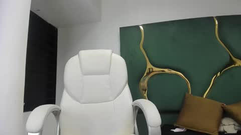 Snapshot of criistaal__ chatting on February 3, 8:24 am Criistaal   online show from February 3, 8:24 am