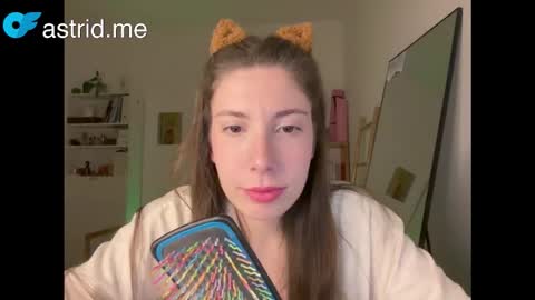 Snapshot of cringebutcute chatting on October 22, 10:20 pm Astrid online show from October 22, 10:20 pm
