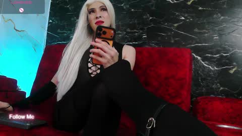 crislingery_doll online show from April 8, 1:00 pm