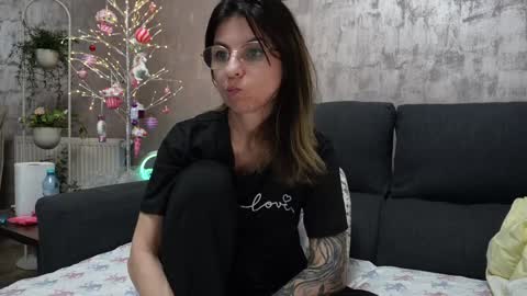 Snapshot of crissy_love chatting on January 2, 11:27 pm crissy_love online show from January 2, 11:27 pm