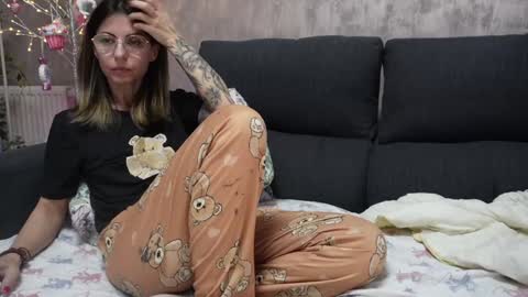Snapshot of crissy_love chatting on January 5, 9:57 pm crissy_love online show from January 5, 9:57 pm