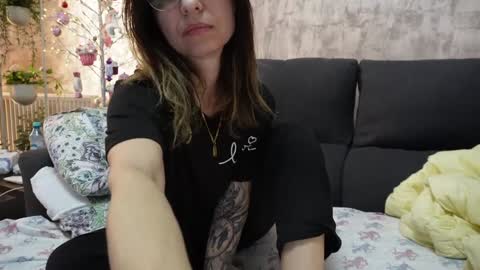 Snapshot of crissy_love chatting on January 16, 8:11 am crissy_love online show from January 16, 8:11 am