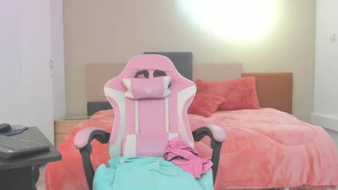 Snapshot of cristal_crossfit chatting on January 17, 9:06 am Cristal online show from January 17, 9:06 am