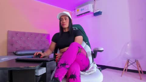 Snapshot of cristal_crossfit chatting on October 12, 11:20 am Cristal online show from October 12, 11:20 am