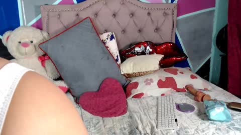 Snapshot of cristal_hot199037 chatting on March 10, 10:04 am Cristal online show from March 10, 10:04 am