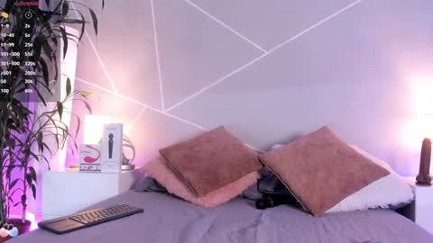 Snapshot of cristal_princess_ chatting on December 6, 7:10 am Cristal online show from December 6, 7:10 am